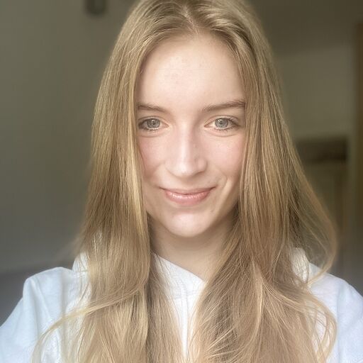 Die Grafikdesignerin Louisa von Smart Home Fox ist in der Nahaufnahme zu sehen